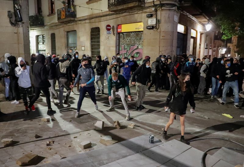 Masat e reja kundër Covid-19, përplasje mes protestuesve dhe policisë në Spanjë