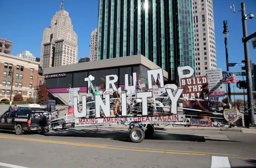 Detroit një fushëbetejë për mbështetësit e Trump dhe Biden, pas alarmit falsë për bombë