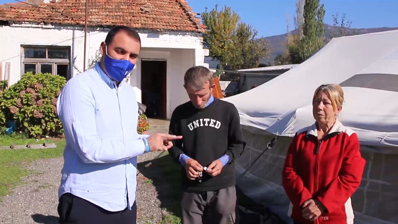 Shtëpinë ia prishi tërmeti, banori në Fushë-Milot: Jetojmë në çadër, pasi erdhi Basha m’u mbyll çdo derë