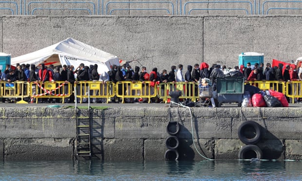 2200 refugjatë zbarkojnë në ishujt Kanarie të Spanjës, autoritetet thirrje për ndihmë BE