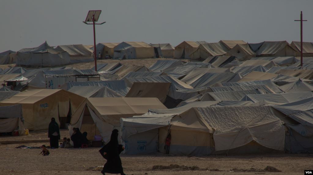 Qindra sirianë largohen nga kampi Al-Hol që menaxhohet nga kurdët