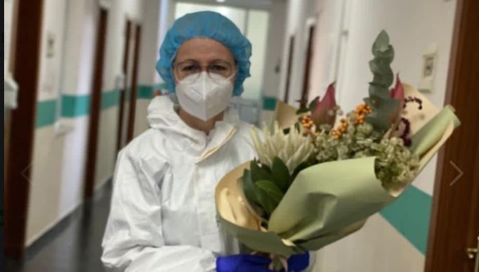 Kryeinfermierja e Spitalit Infektiv feston ditëlindjen në pavijon në përballje me Covid-19