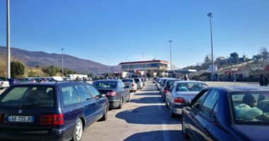 Fermerët grekë vijojnë protestat/ Kakavijë-Janinë sërish e bllokuar