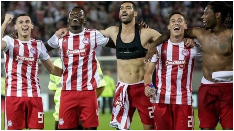 Festë e fshehur në tarracën e hotelit, tre lojtarët e Olympiacos e pësojnë keq