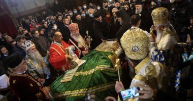 Vdiq nga koronavirusi, serbët në radhë për të puthur Patriarkun