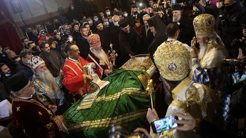 Vdiq nga koronavirusi, serbët në radhë për të puthur Patriarkun