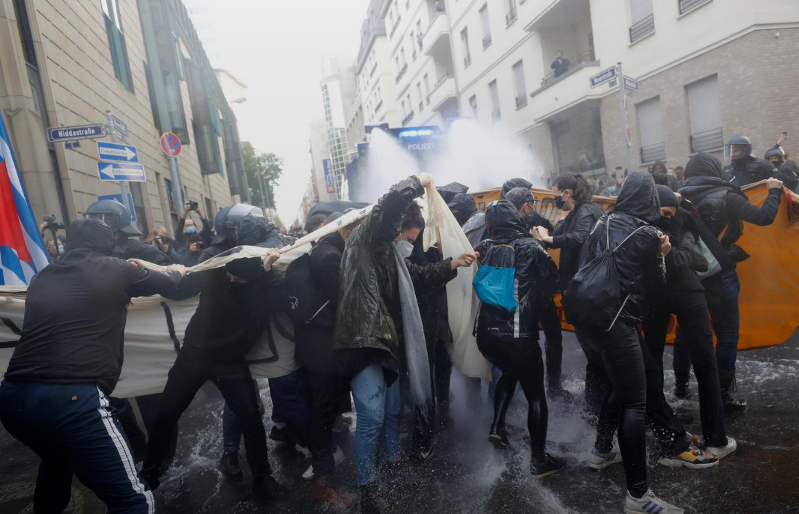 Dolën në protestë kundër masave për pandeminë, policia gjermane i shpërndan me ujë