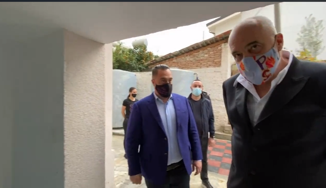 Ramën nuk e zë dera, ul kokën dhe kritikon kryebashkiakun e Shijakut: Nuk e ngrinit dot këtë?!