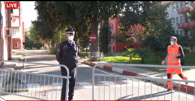 Momente paniku tek Infektivi, familjarët u alarmuan pas hedhjes së 69-vjeçarit! E pikasi polici