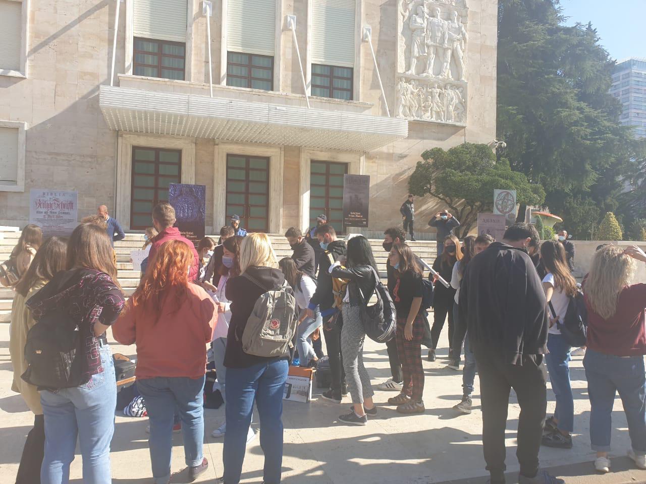 FOTOT/ Studentët zbarkojnë tek Kryeministria, protestojnë me rroba dhe valixhe