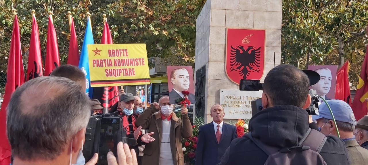 76-vjetori i çlirimit të Tiranës, nostalgjikët e komunizmit homazhe pranë “Ushtarit të Panjohur”