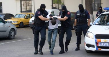 Në kërkim për grabitje dhe trafik emigrantësh, “Ndjekja” prangos të riun në Tapizë