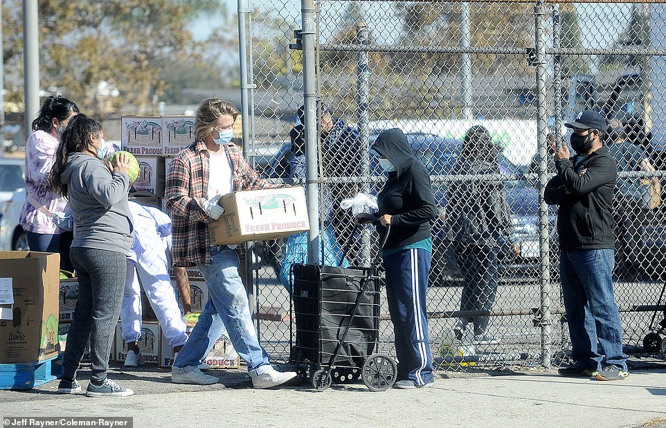 FOTO/ Brad Pitt kapet duke shpërndarë ushqime për bamirësi