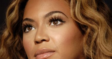 Truku i çuditshëm që përdor Beyonce për vetullat e saj