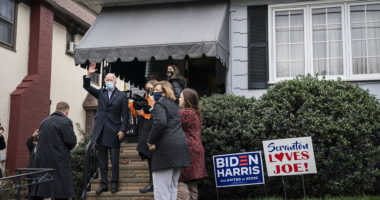 Biden viziton shtëpinë ku lindi, lë shënimin: Nga këtu, në Shtëpinë e Bardhë