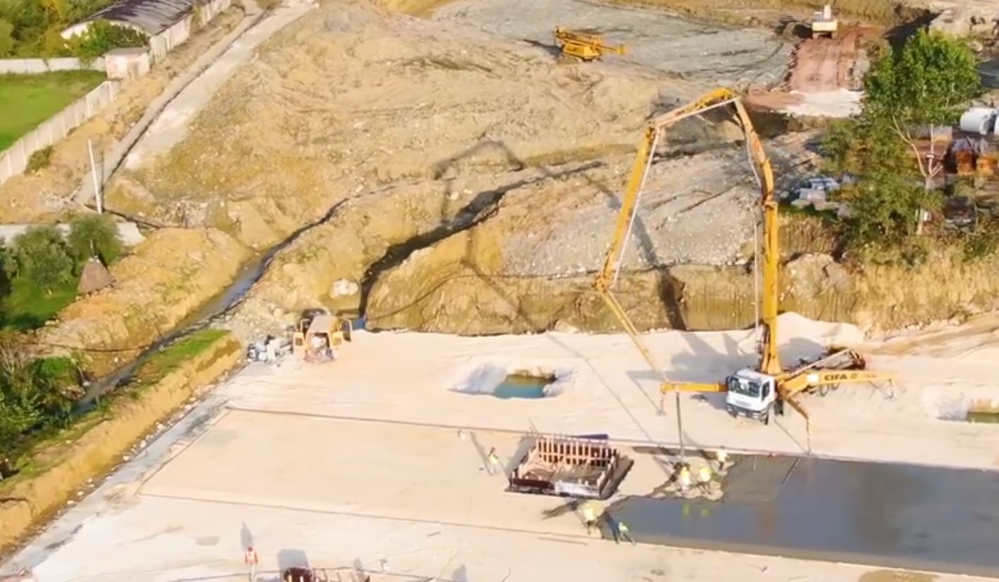 Rama publikon videon: Në Laç, ku zemra e qytetit po rizgjohet nga rrënojat e tërmetit