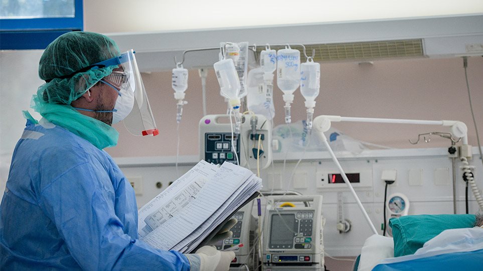 Tjetër rekord në Greqi, 2448 raste të reja dhe 14 të vdekur