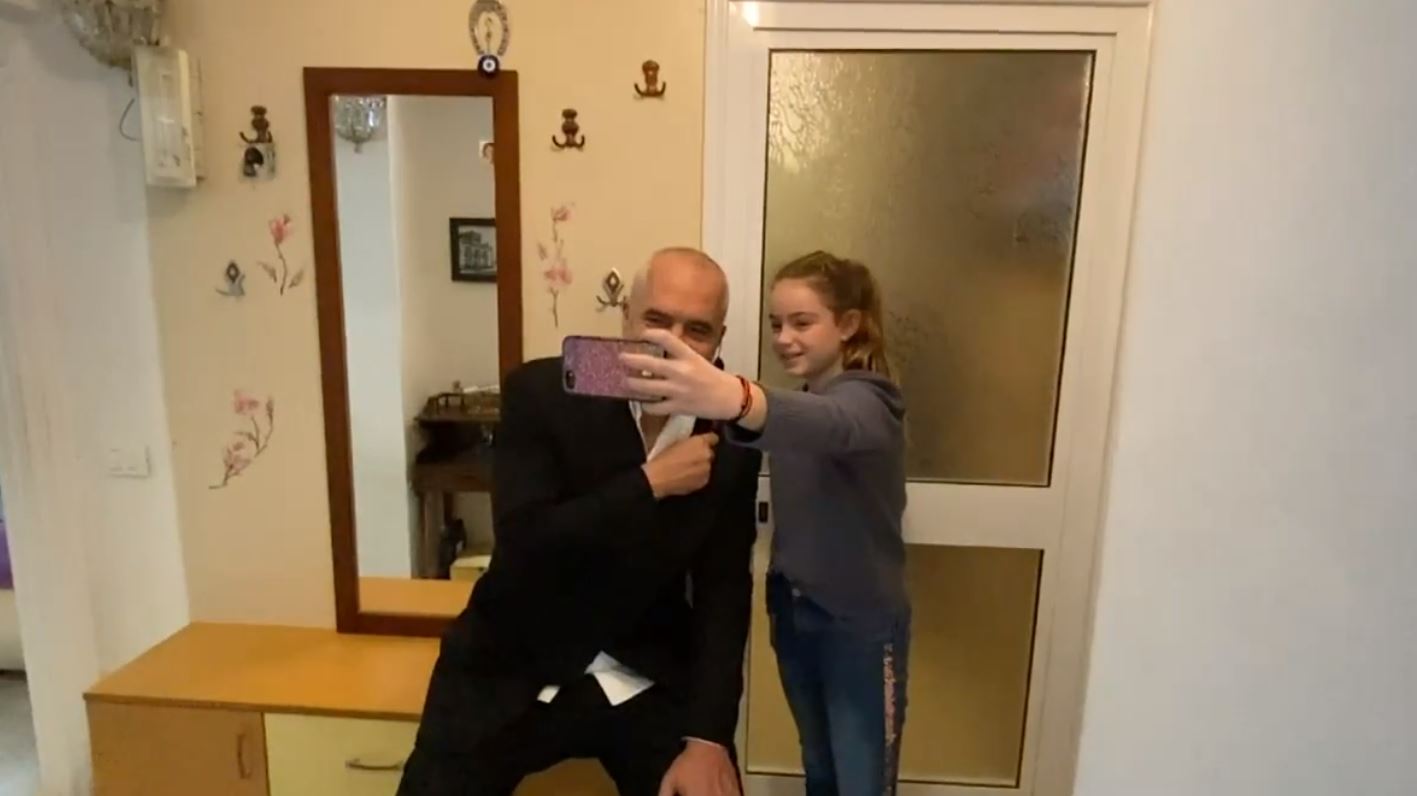 “A do ta bësh një foto me mbretin?” Batutat e Ramës me vajzën në Durrës