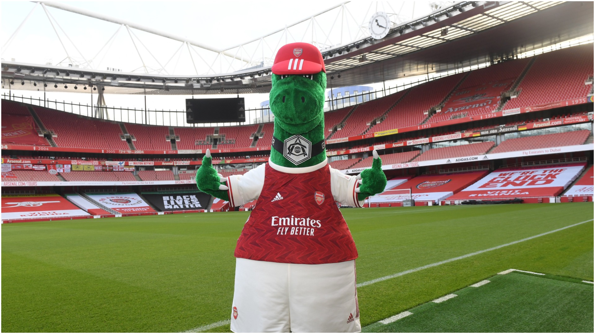 Ozil mban premtimin, Gunnersaurus rikthehet në “Emirates Stadium”