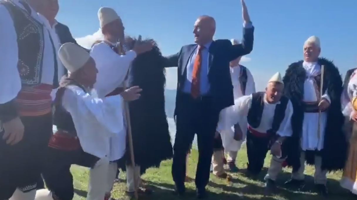 VIDEO/ Meta ja merr “labçe” në Ballsh, Presidenti: Askush s’mund të na cenojë identitetin kombëtar