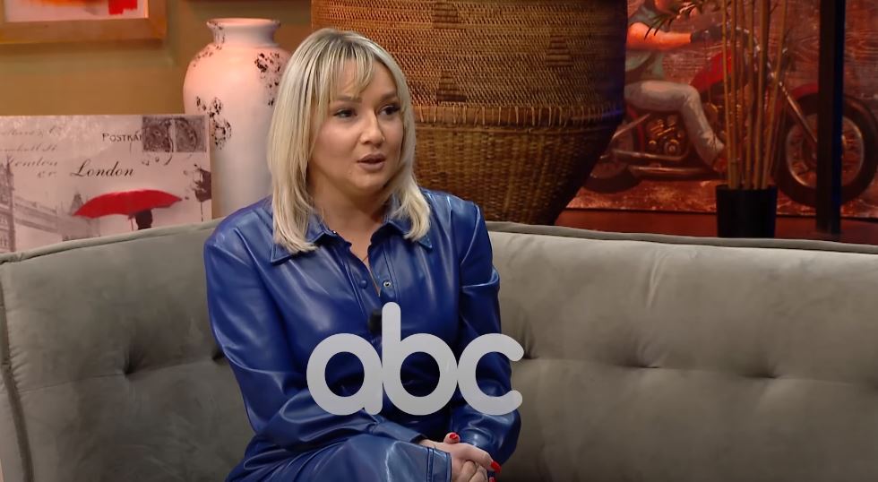 Instruktorja tregon sekretin si të çlironi stresin nëpërmjet kërcimit