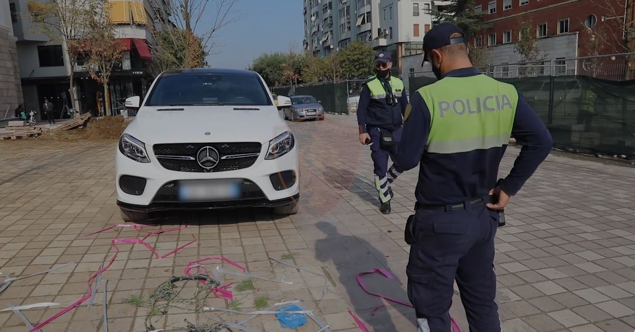 “Të padisiplinuar në rrugë”, policia gjobit 98 automjete për parkim të gabuar në Tiranë