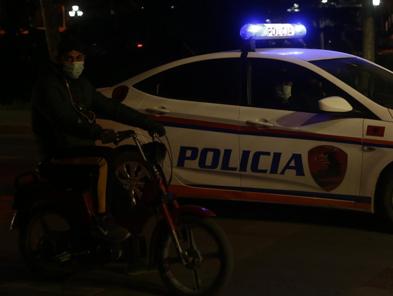 Makinë me logo televizioni dhe nuk bindet urdhrit të policisë, në kërkim shoferi në Gjirokastër