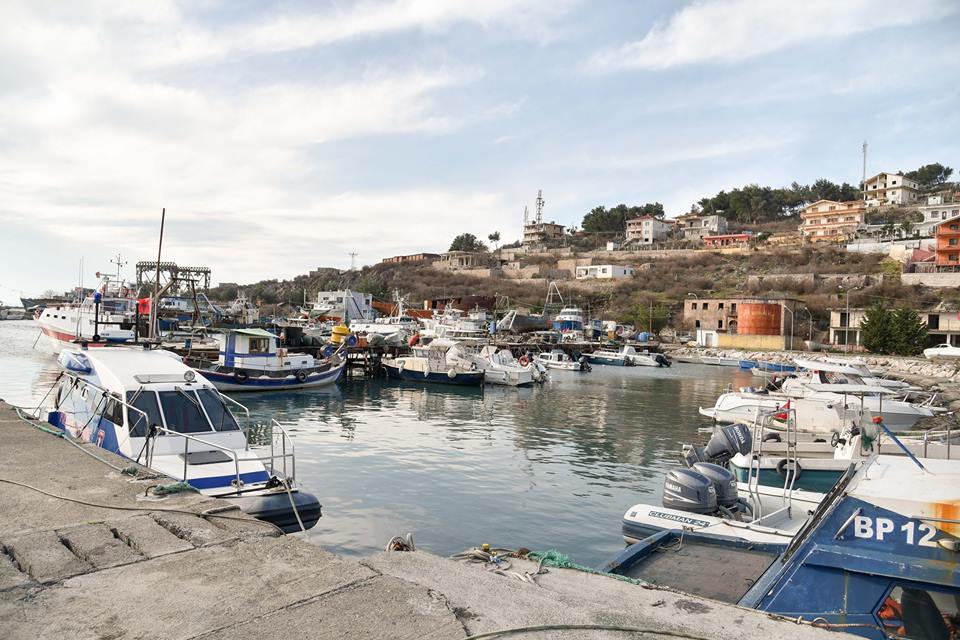 Në tentativë për t’u ngjitur në anijen e mallrave, kapen 4 sirianë në portin e Shëngjinit