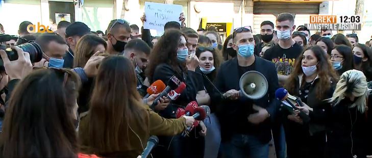 PROTESTA/ Studentët depozitojnë kërkesat në MASR: Përgjysmoni tarifat, rimbursoni kostot