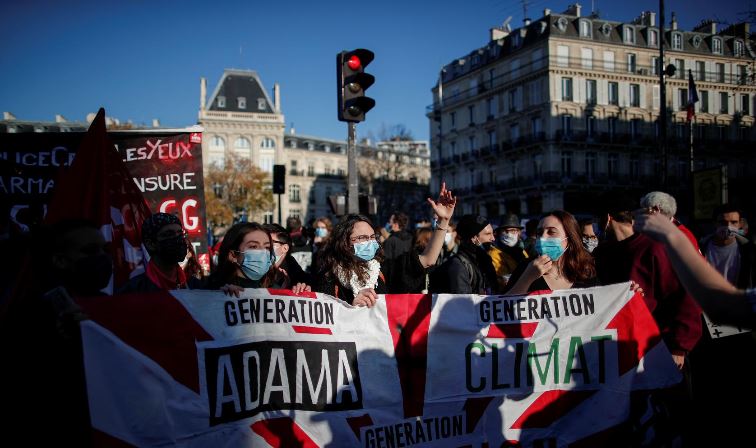 Protesta në Paris, policia përdor gaz lotsjellës