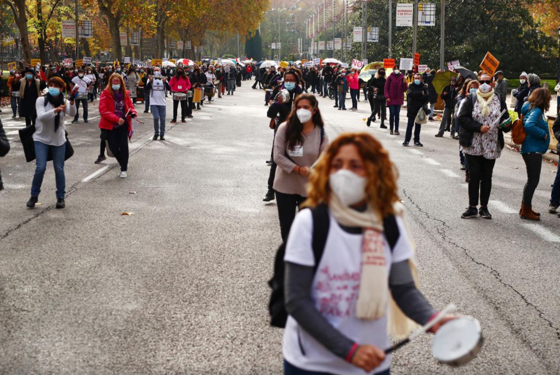 Shkurtimet në shëndetësi, mjekët dhe infermierët në Spanjë dalin në protestë