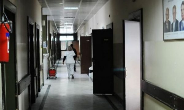 70 punonjës të personelit shëndetësor në Prishtinë me COVID-19, spitalet me mungesë stafi