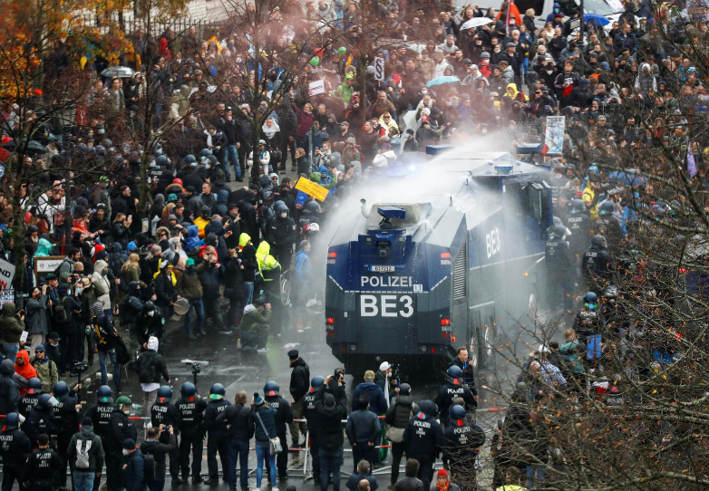 Pas maska dhe distancim fizik, gjermanët protestojnë kundër masave anti-Covid