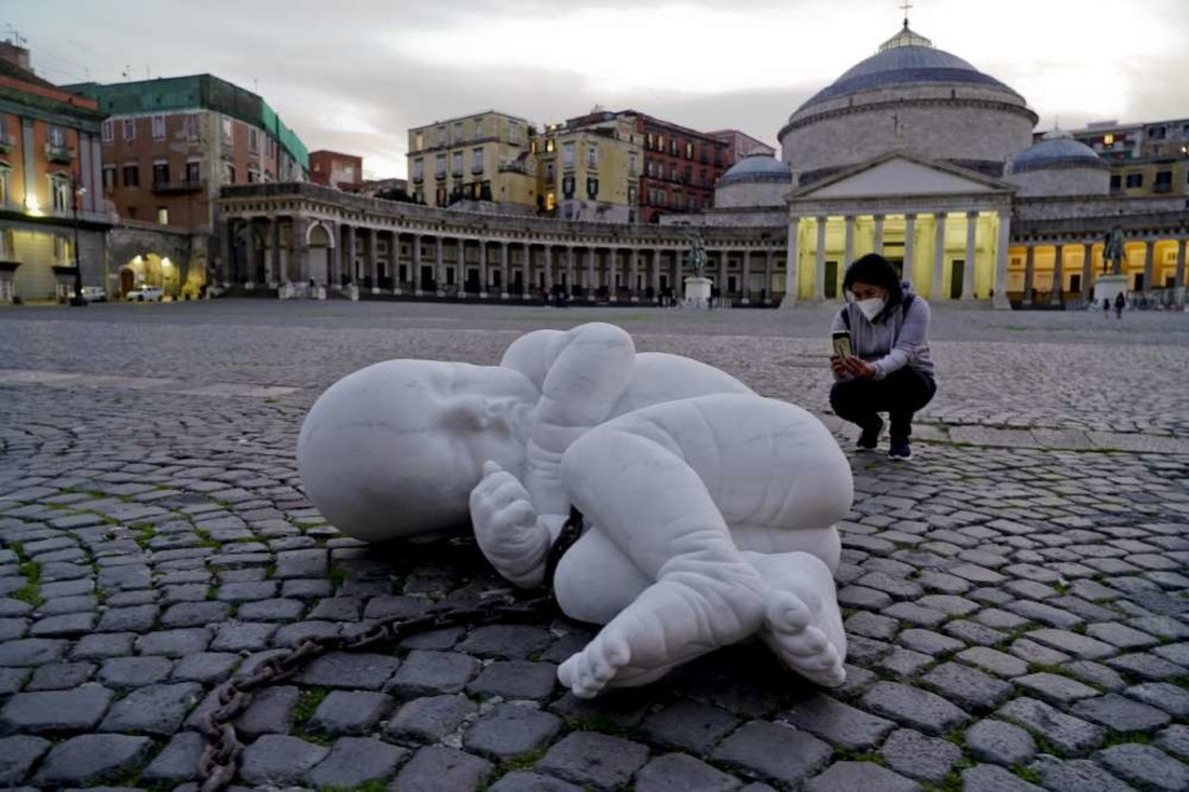 COVID-19/ Me një dorë të lidhur me zinxhir, skulptura e veçantë e fëmijës në rrugët e Napolit