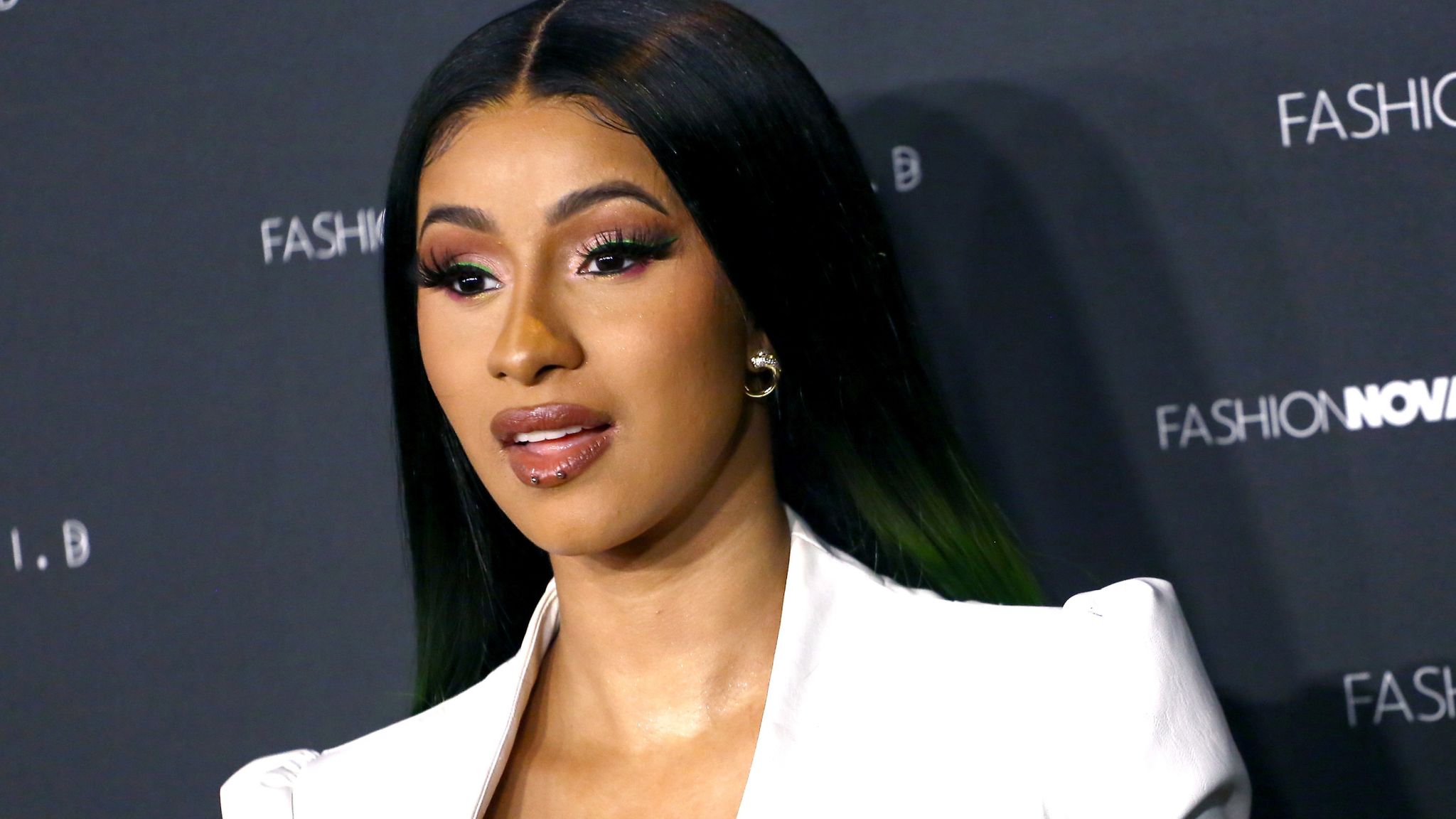 Fansat “kryqëzuan” Cardi B për një foto, reperja kërkon falje publike