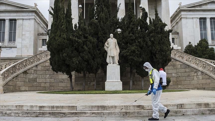 Koronavirusi, Greqia kufizon tubimet publike dhe mbyll shkollat fillore