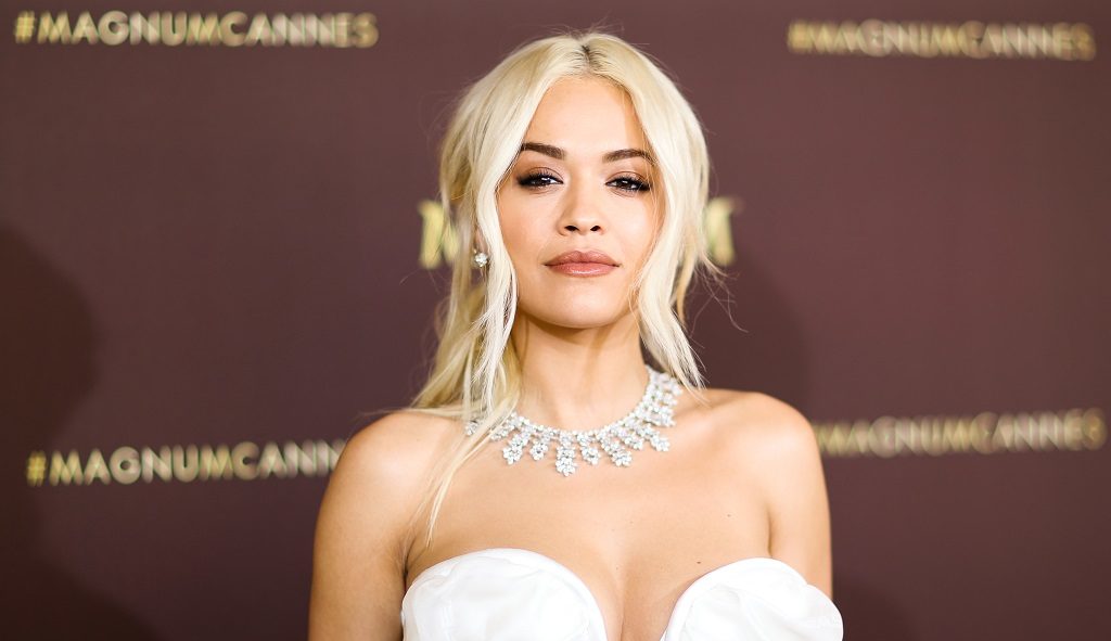 Rita Ora “harron” kritikat pas thyerjes së rregullave, provokon me fotot e fundit