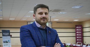 Boton librin e parë/ Njihuni me Albanin, të riun nga Dibra që beson se poezia i bën njerëzit më të mirë