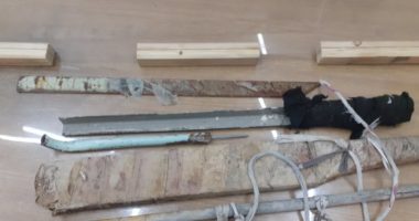 Leva hekuri, shpatë dhe 110 litra raki: Policia bastis burgun e mbushur me shqiptarë