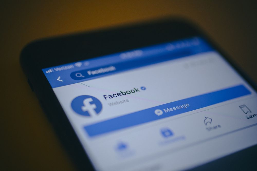 Facebook dhe Instagram pezullojnë disa shërbime në Evropë