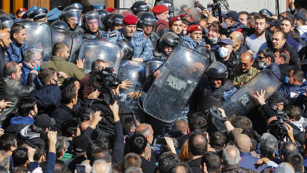 Protesta kundër kryeministrit në Armeni: Je tradhtar