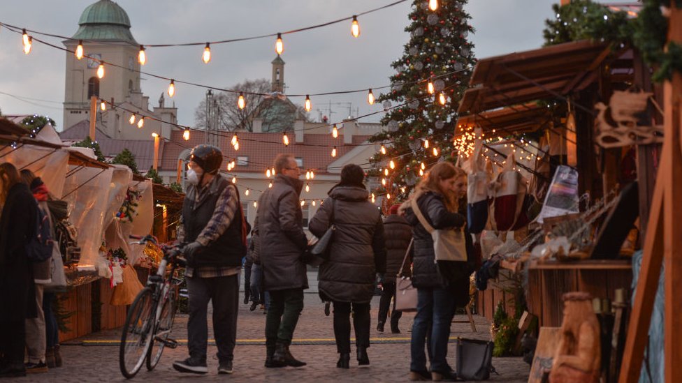 Festa të kufizuara, vendet europiane bëjnë gati planet e masave për Krishtlindje dhe Vitin e Ri