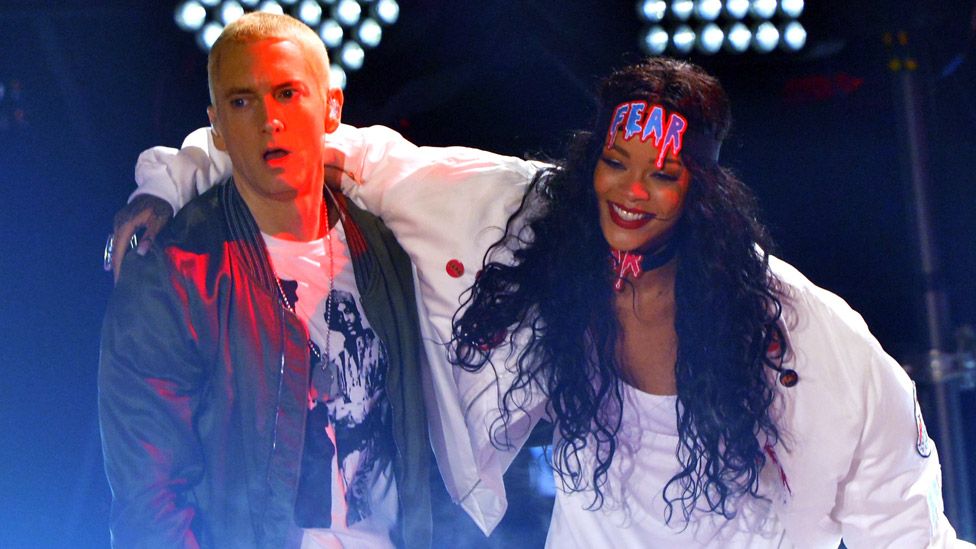 Eminem i kërkon falje Rihanna-s pas deklaratës për Chris Brown