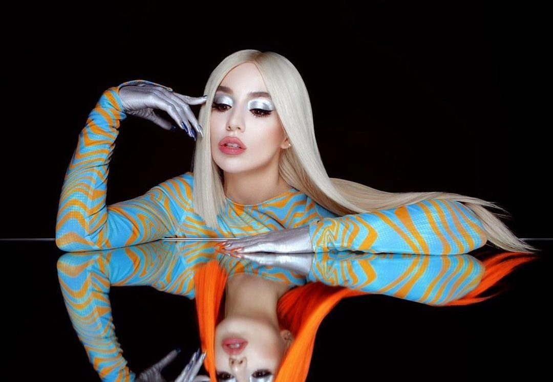 Krenare për origjinën, Ava Max flet shqip në televizionin gjerman