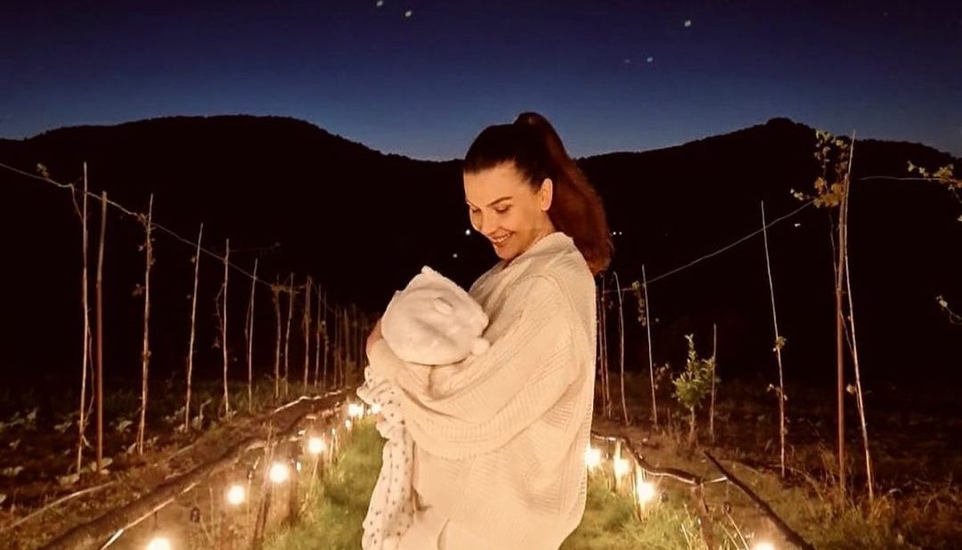 “29 vite diferencë”, Olta Boka publikon gjërat që e ëma i ka ruajtur deri më sot që u bë nënë