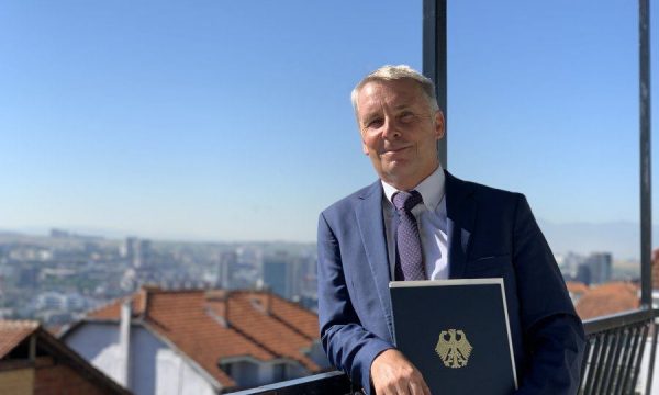 Ambasadori gjerman: Kosova të punojë më shumë për t’i bindur skeptikët e vizave