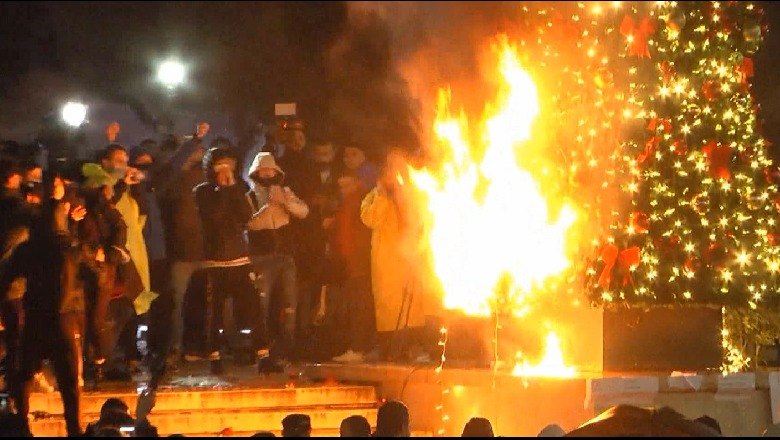 I vuri flakën pemës së Krishtlindjeve gjatë protestave për Klodianin, arrestohet 22-vjeçari