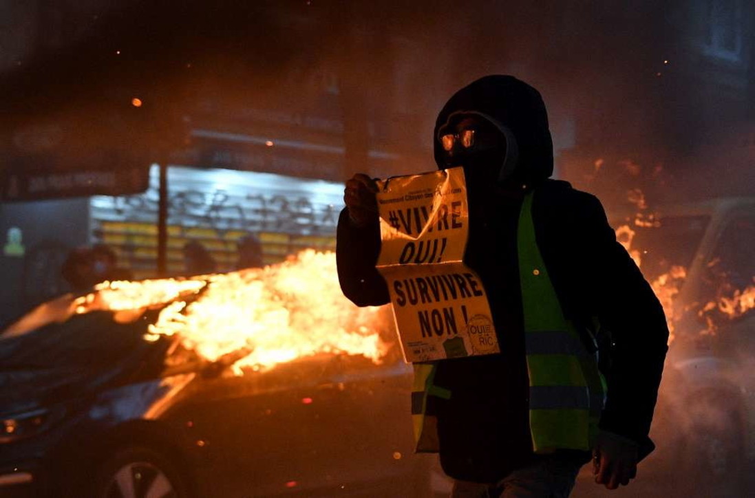 Digjen dyqanet dhe makinat, protestë e dhunshme në Paris