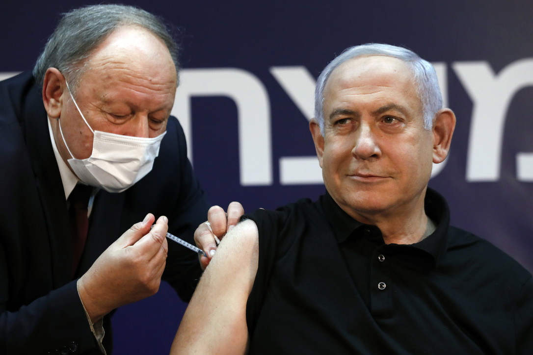 Benjamin Netanyahu bën vaksinën e Pfizer në transmetim “live”: Bashkë dalim nga pandemia