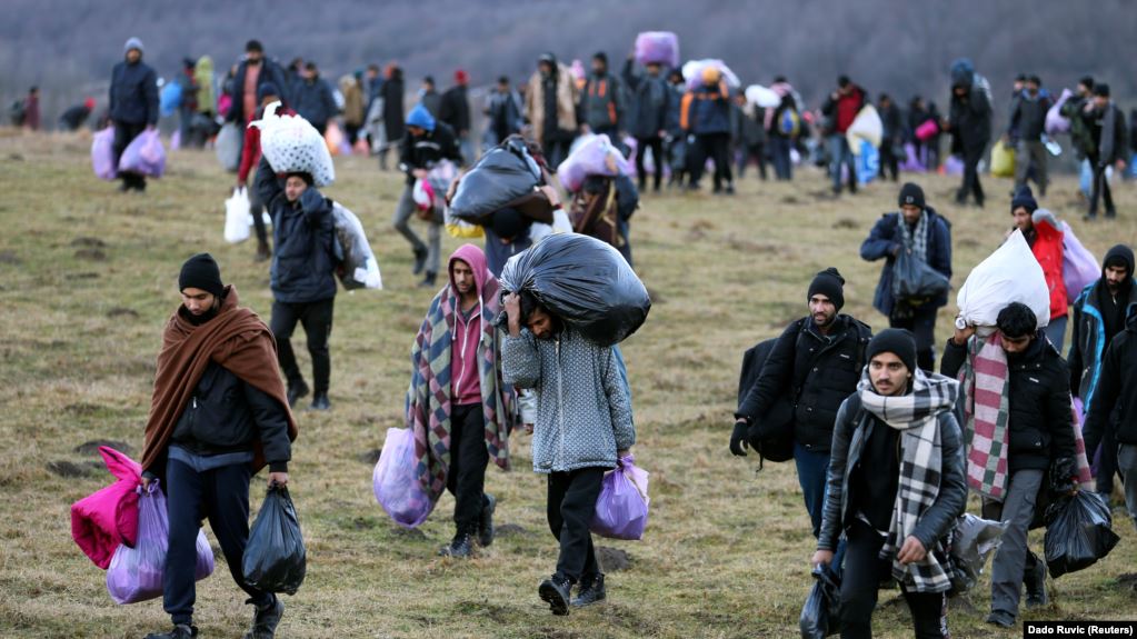 Migrantët në Bosnje mbeten sërish nën qiellin e hapur